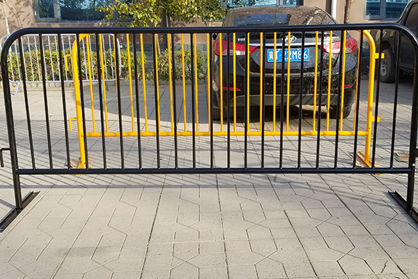 Factory Promotional Mobile Plate Block Crowd Control Barrier - PVC Painted Crowd Control Barrier – Hepeng